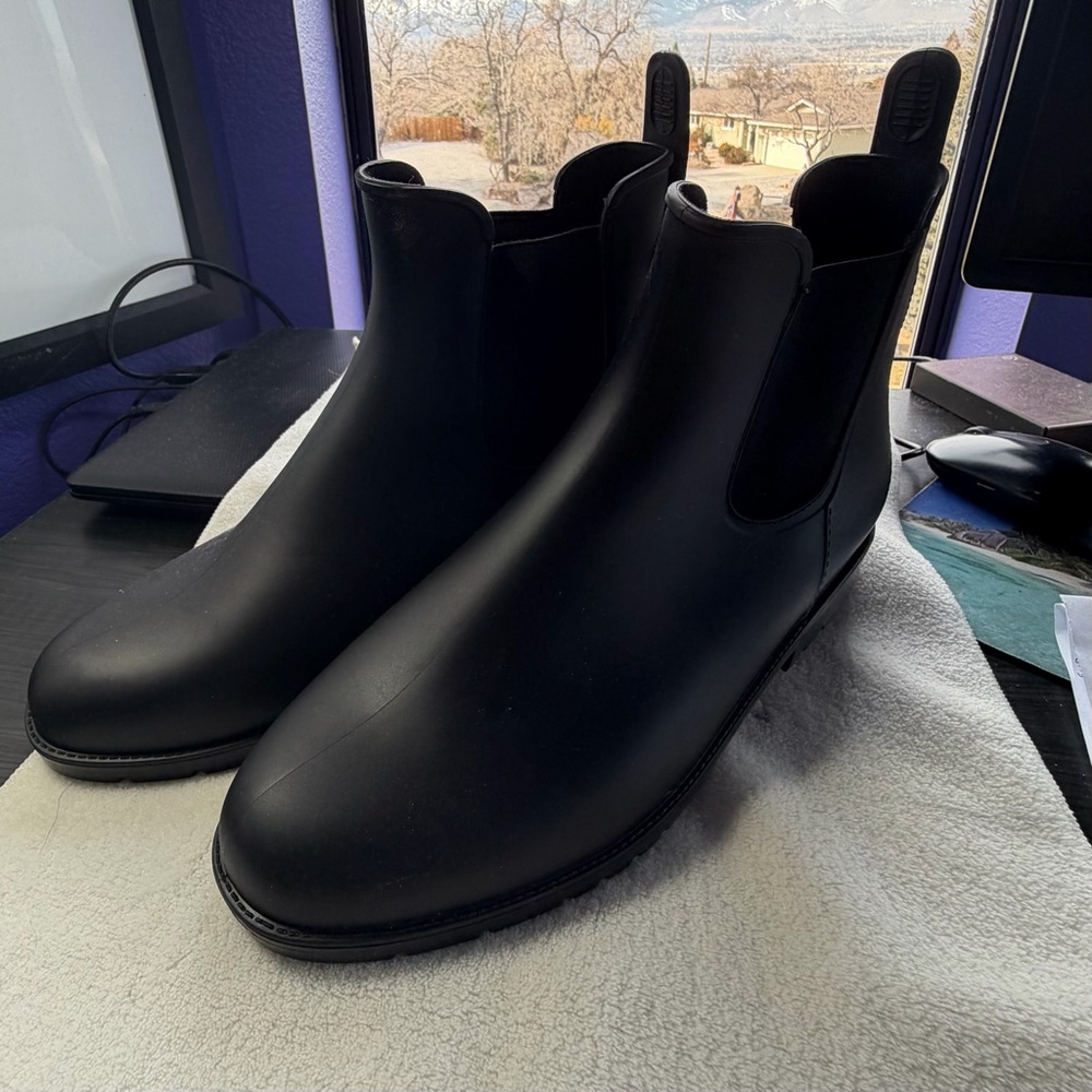 Sleek Black Women's Winter Boots